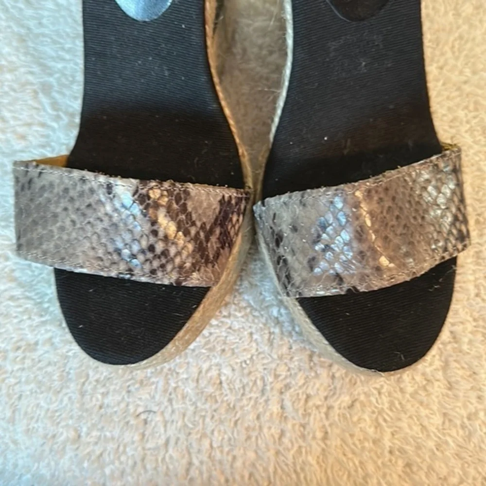 Bettye Muller Anthropoligie snake print Wedges size 37 EUC